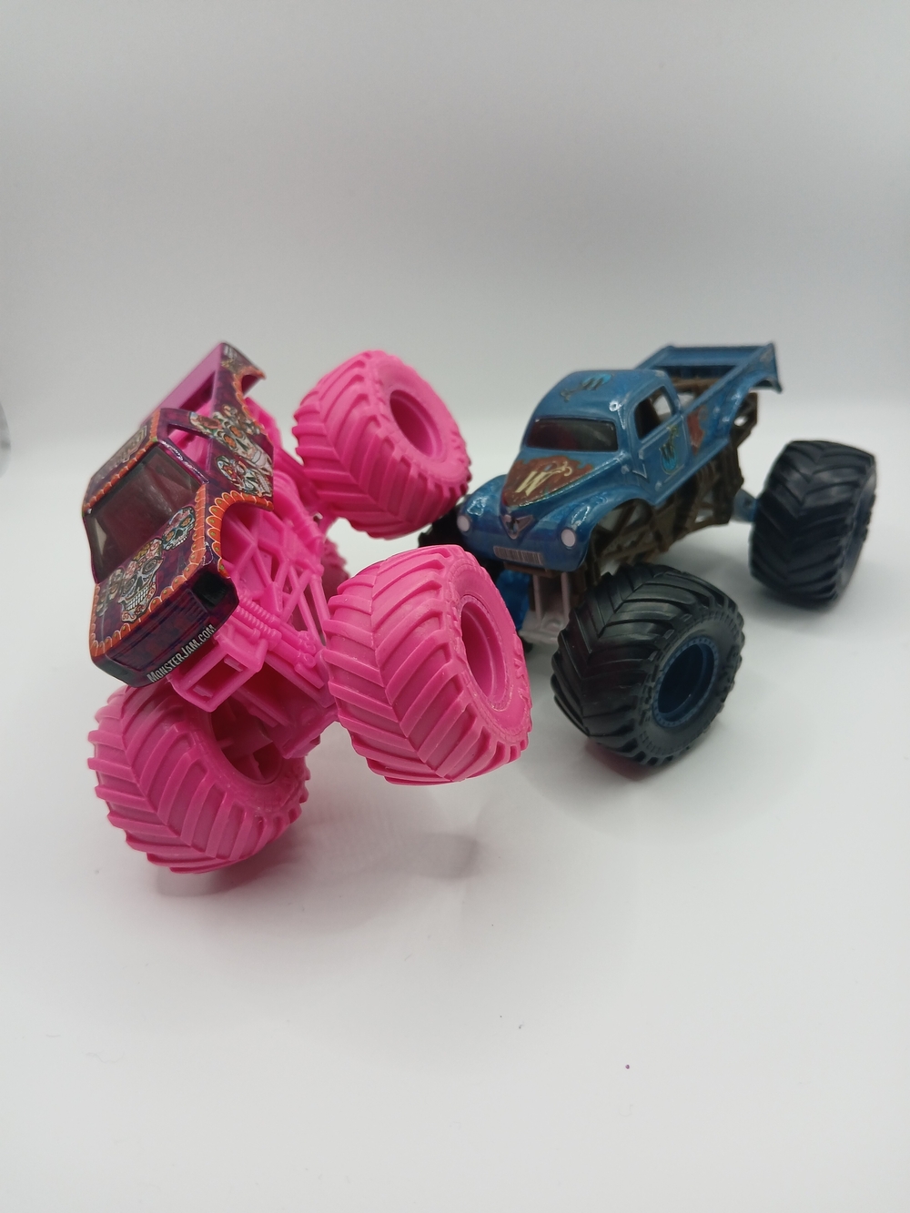 Monster Jam 1:64 Scale Calavera & Whiplash Blue w/Danger Divas Trucks